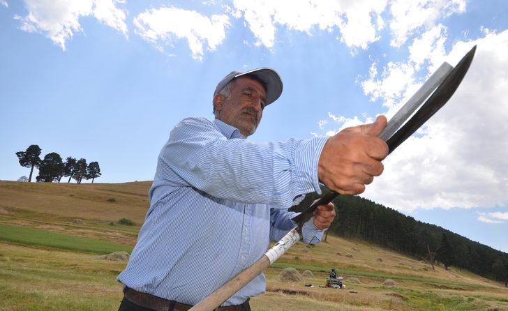 Sarıkamış'ta tırpanlar imece için bilendi G2