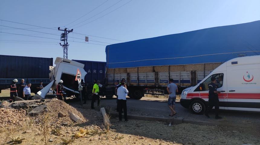 Malatya'da yük treniyle çarpışan tırın sürücüsü yaralandı