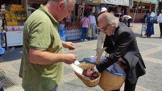 Takım elbise ile simit satıyor! Aylık kazancı 30 bin lira