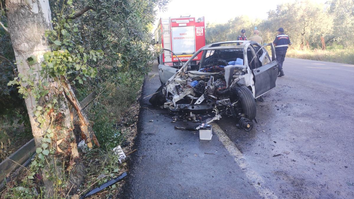Bursa'da ağaca &ccedil;arpıp alev alan otomobilin s&uuml;r&uuml;c&uuml;s&uuml; &ouml;ld&uuml;