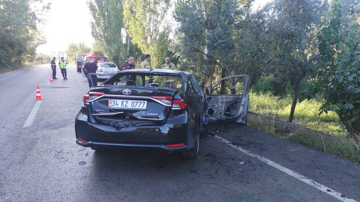Bursa'da ağaca çarpıp alev alan otomobilin sürücüsü öldü G2