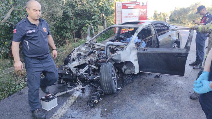 Bursa'da ağaca çarpıp alev alan otomobilin sürücüsü öldü G4
