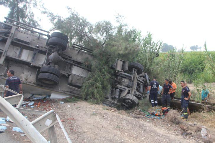 Antalya'da tur otobüsü ile kamyonun çarpıştığı kazada 1 kişi öldü, 6 kişi yaralandı G3