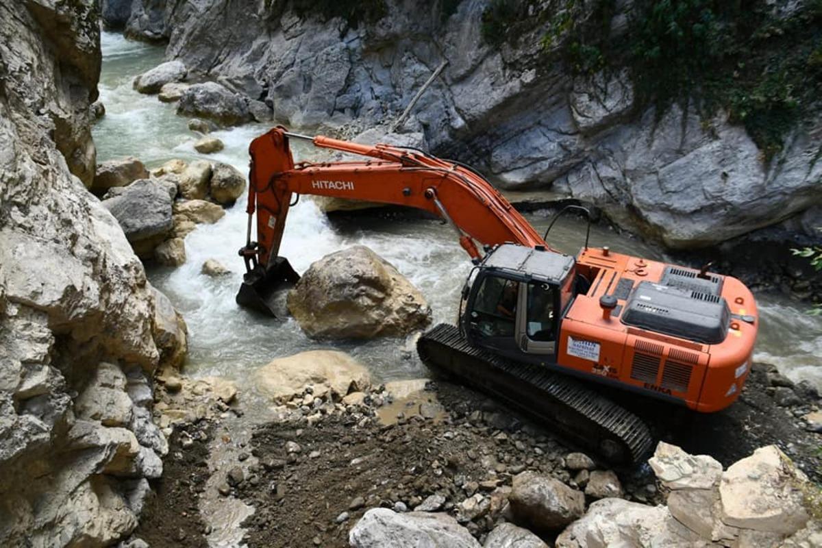 Karab&uuml;k'te selde zarar g&ouml;ren alanlarda onarım s&uuml;r&uuml;yor