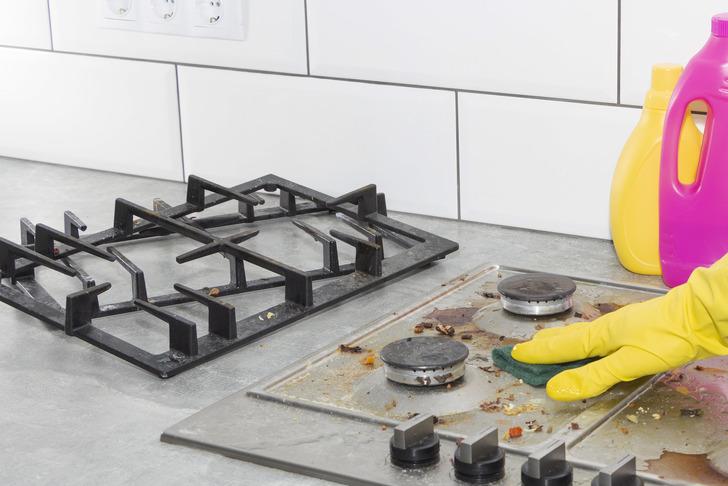 Kirlenmiş fırın gözünüzü korkutmasın! Temizlemesi 5 saniye