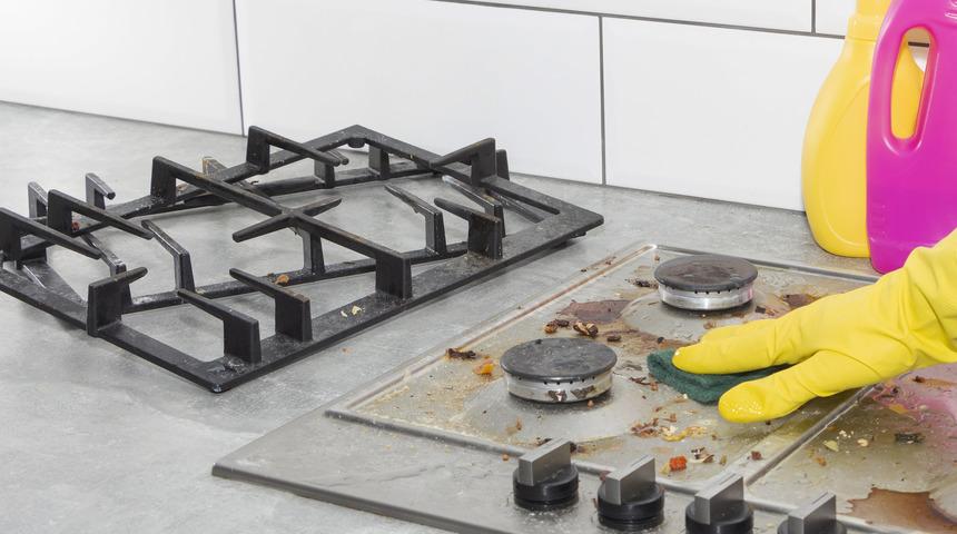 Kirlenmiş fırın g&ouml;z&uuml;n&uuml;z&uuml; korkutmasın! Temizlemesi 5 saniye