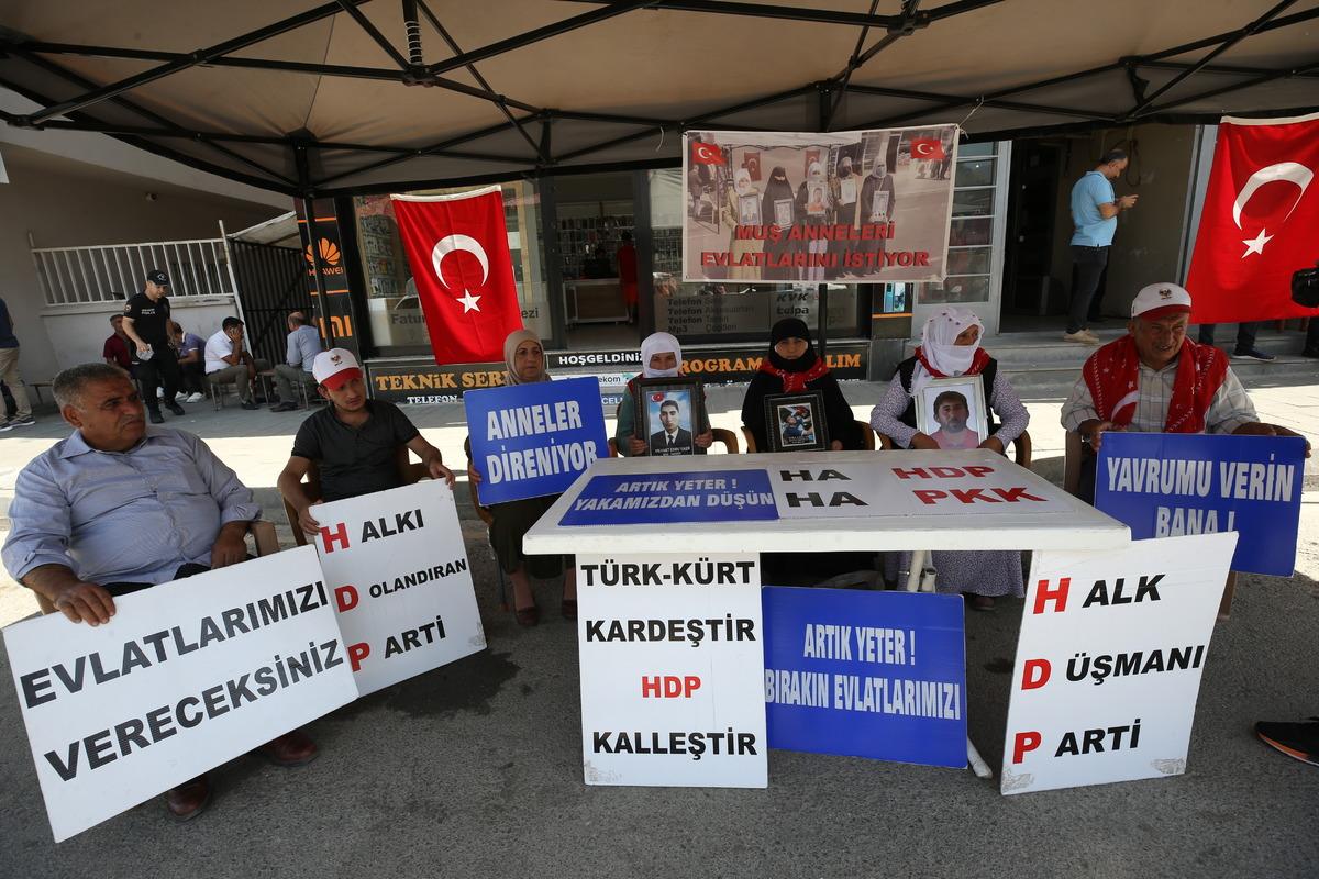 Muşlu aileler evlatları i&ccedil;in HDP &ouml;n&uuml;ndeki eylemlerini s&uuml;rd&uuml;rd&uuml;