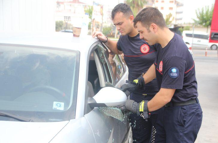 Antalya'da araçta kilitli kalan çocuğu itfaiye kurtardı G3
