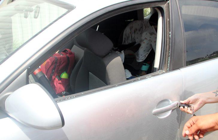 Antalya'da araçta kilitli kalan çocuğu itfaiye kurtardı G5