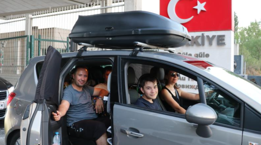 Gurbetçilerin hüzün dolu dönüşü! Türkiye’de yaşayan vatandaşlara çağrı: Avrupa’ya özenmeyin