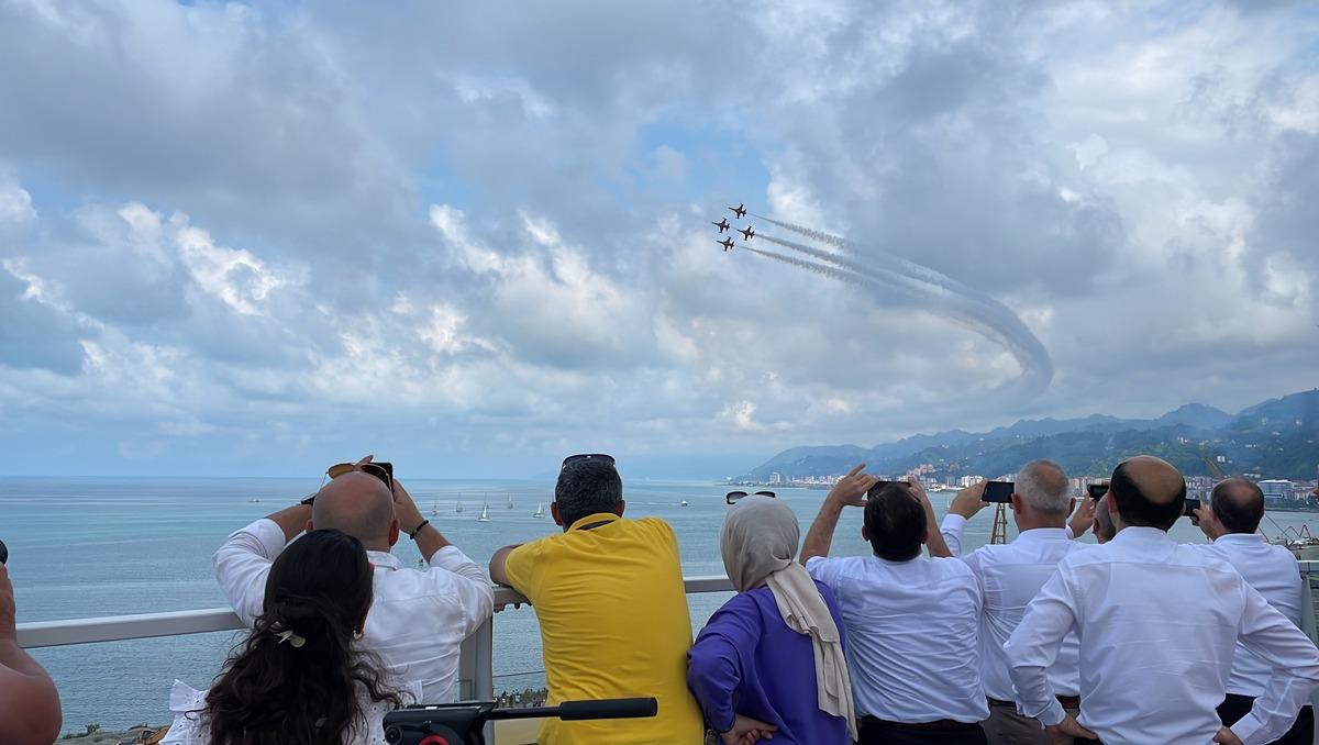 T&uuml;rk Yıldızları Rize'de g&ouml;steri u&ccedil;uşu yaptı