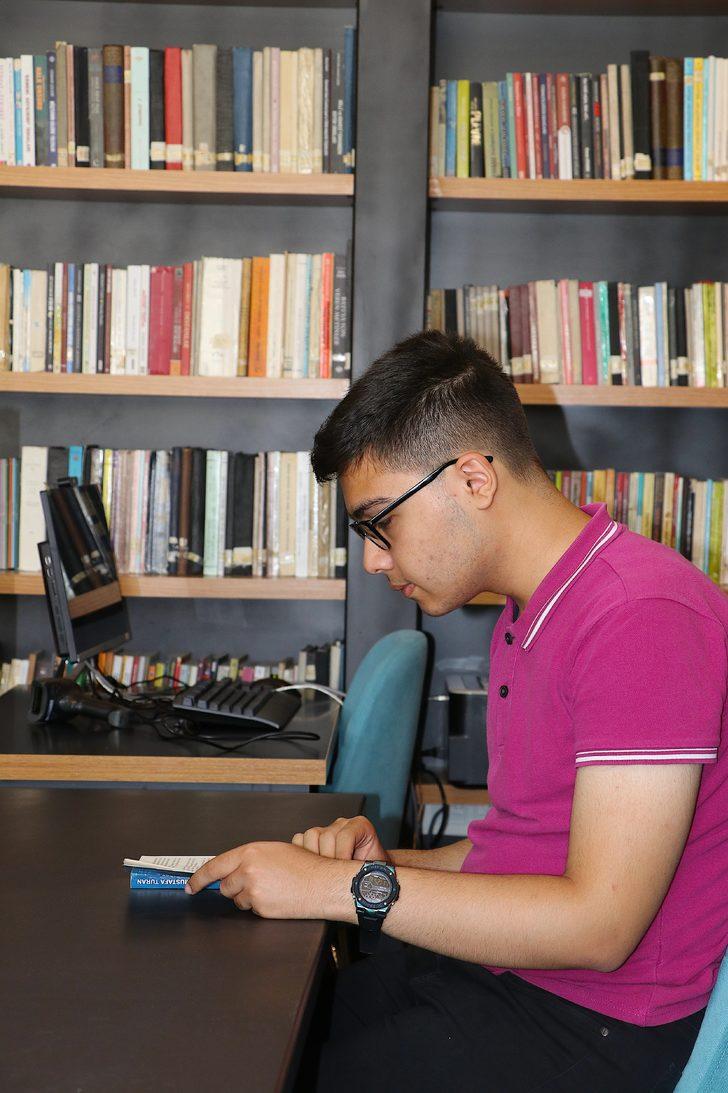 Prof. Dr. Hasan Nuri Yaşar, mezun olduğu liseye kütüphane yaptırdı G5