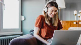 Çıktığı tatillerde işini uzaktan yürütmek isteyenler için kolay taşınabilir ofis laptop modelleri