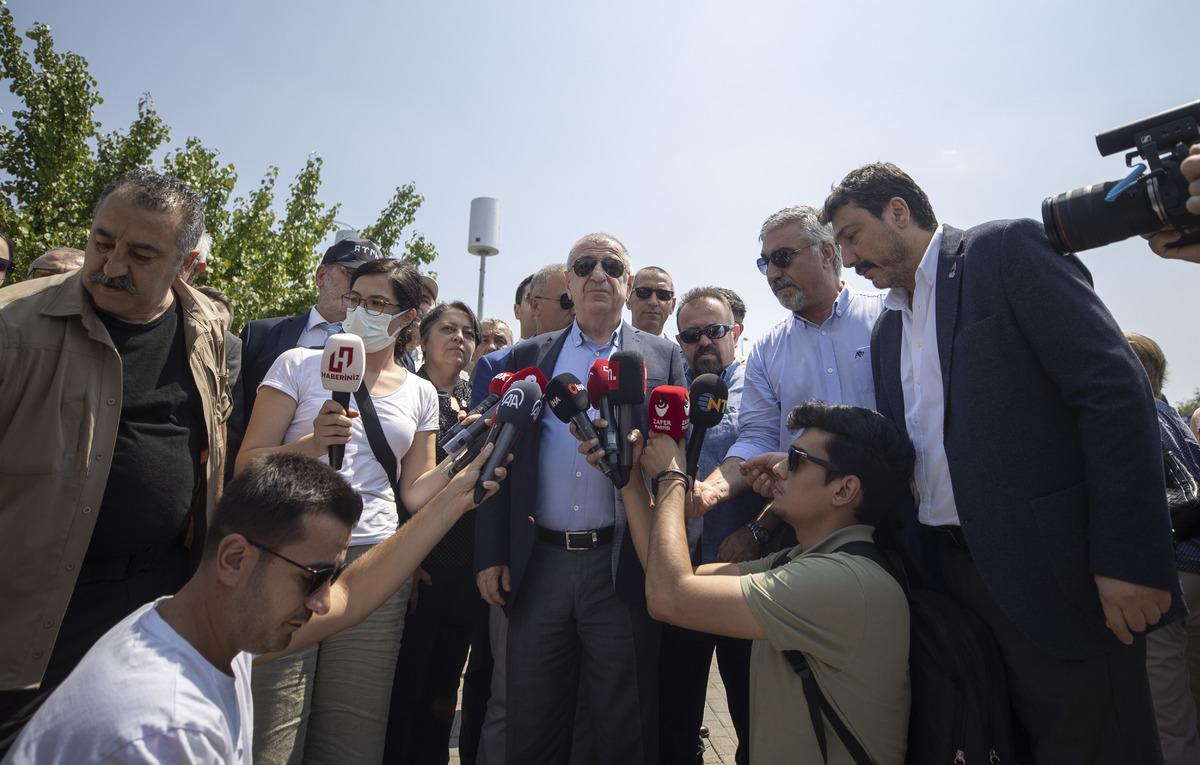 Zafer Partisi Genel Başkanı &Ouml;zdağ, &Ouml;SYM &ouml;n&uuml;nde a&ccedil;ıklamalarda bulundu: