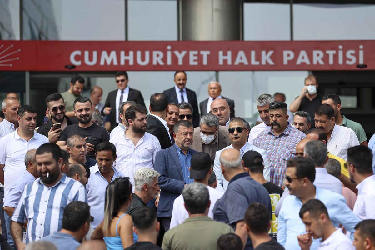 CHP'li Ağbaba, akaryakıt istasyonları m&uuml;h&uuml;rlenen iş yeri sahipleriyle basın a&ccedil;ıklaması yaptı:
