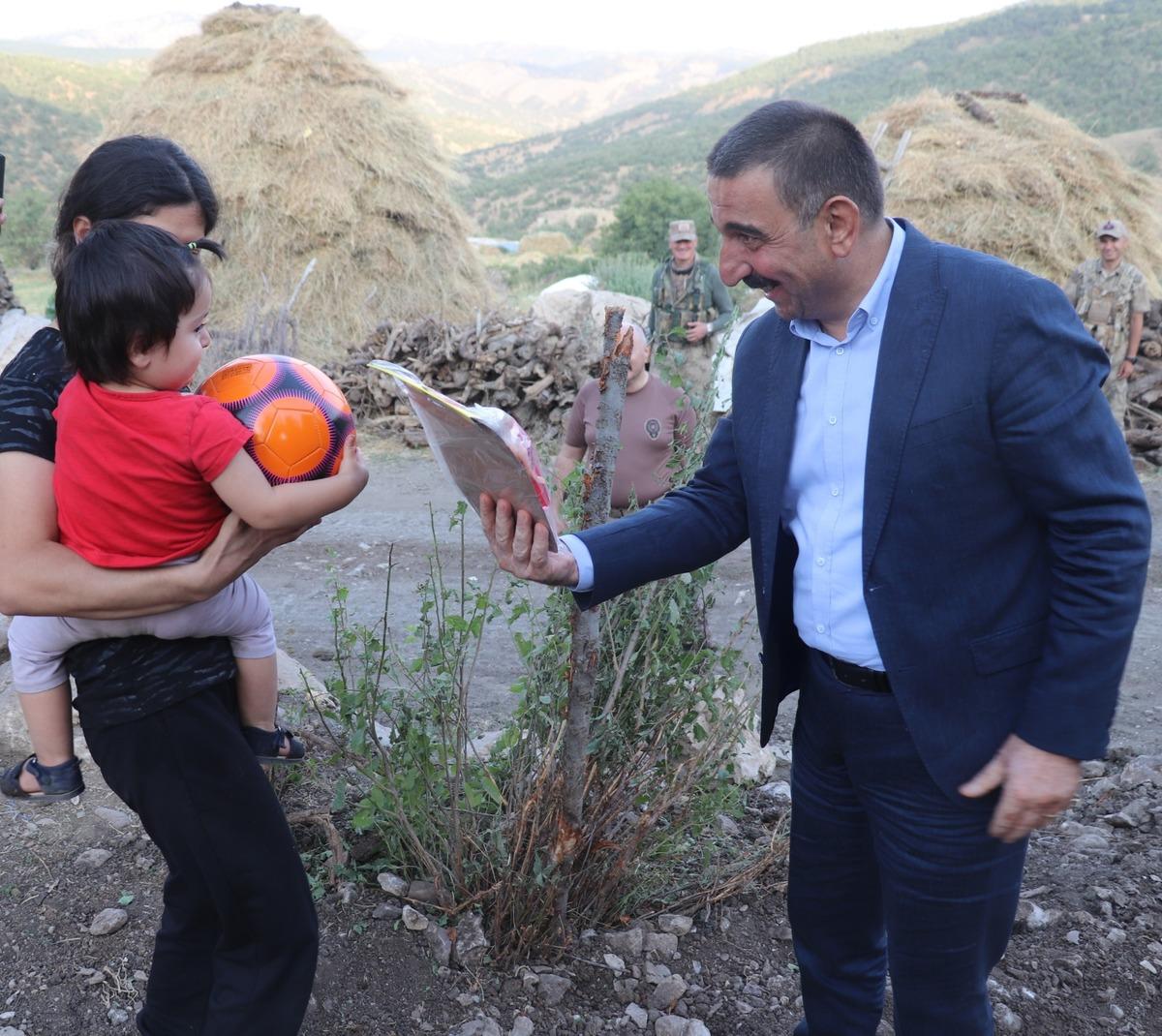 Siirt Valisi Hacıbektaşoğlu, Herekol Dağı eteklerindeki &Ccedil;emikare Yaylası'nı ziyaret etti