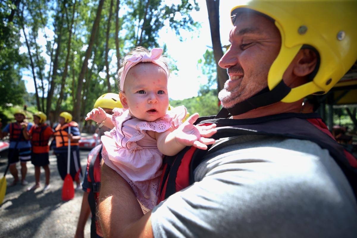 D&uuml;zce'de sıcak havadan bunalanlar Melen &Ccedil;ayı'nda rafting yaptı