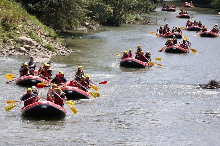 Düzce'de sıcak havadan bunalanlar Melen Çayı'nda rafting yaptı G4
