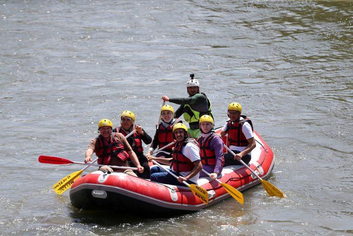Düzce'de sıcak havadan bunalanlar Melen Çayı'nda rafting yaptı G5