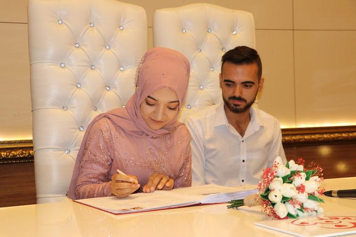 Gaziantepli işitme engelli çift nikah masasında işaret diliyle "evet" dedi G2