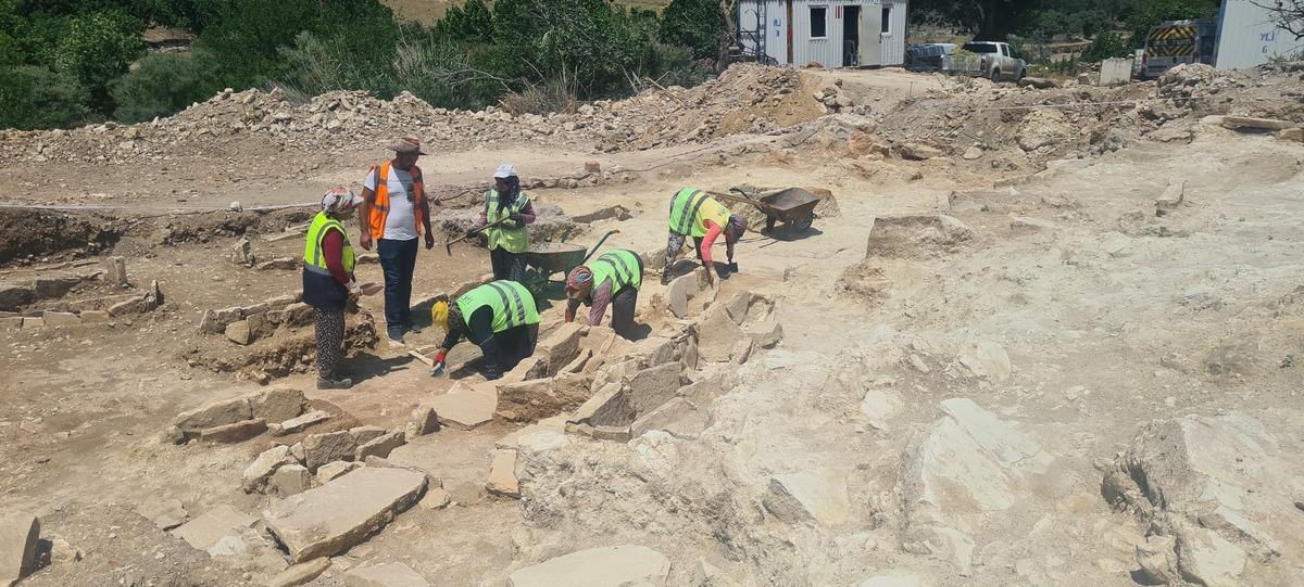 Muğla'da maden sahasındaki tarihi alanda y&ouml;re kadınları kazı yapıyor