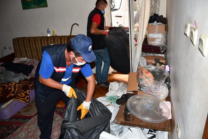 Karabük'te bir evden 2 kamyonet çöp çıkarıldı G5