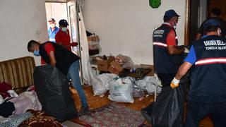Çöp ev vakası! 2 kamyonet dolusu atık çıkarıldı