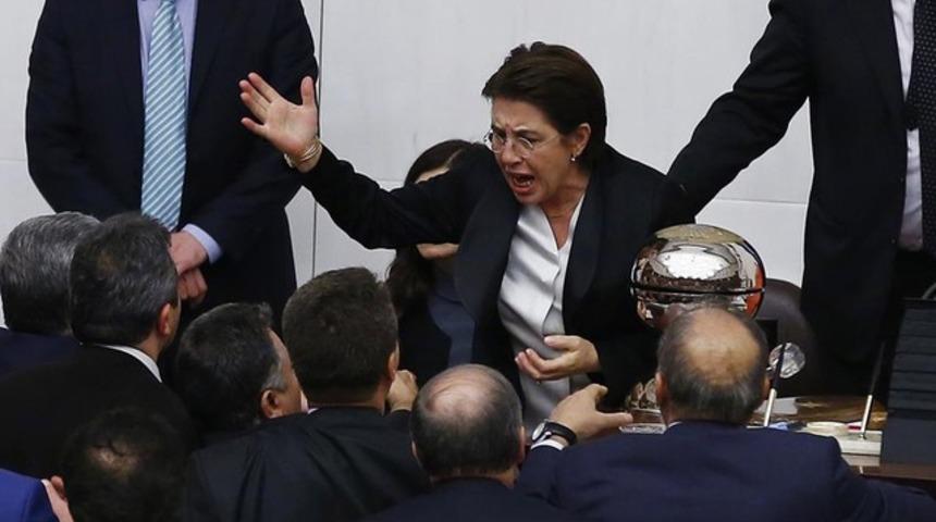 Meclis'te korkutan anlar! Ayşenur Bahçekapılı bayıldı