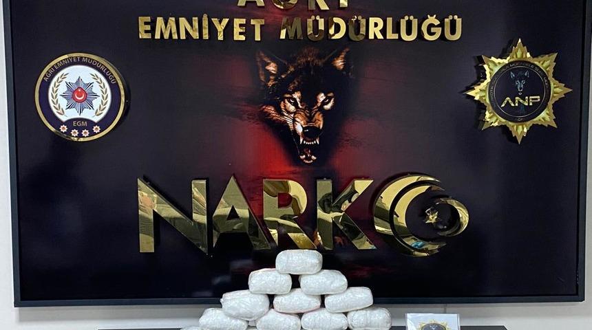 Ağrı'da İran plakalı tırda 14 kilo 242 gram uyuşturucu ele geçirildi