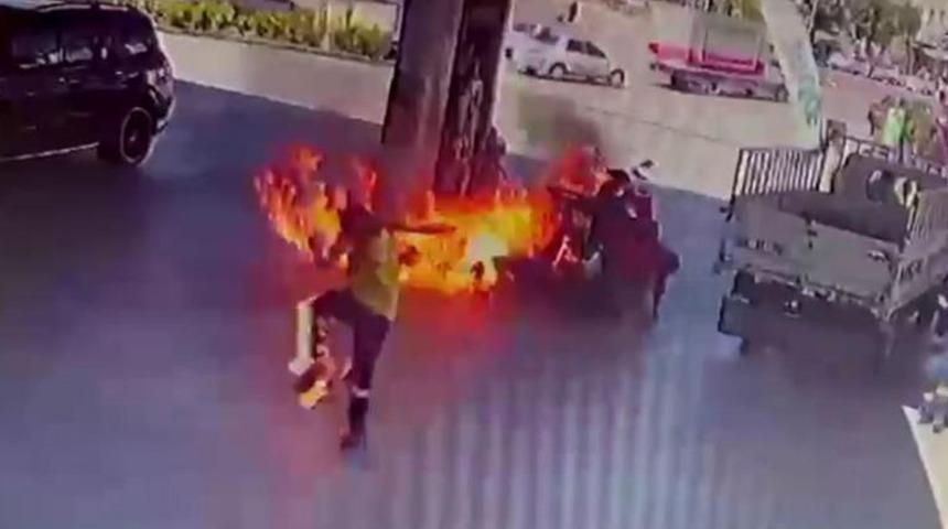 Benzin alırken çakmağını ateşledi! Facia anbean kaydedildi: 2 kişi alevler arasında kaldı