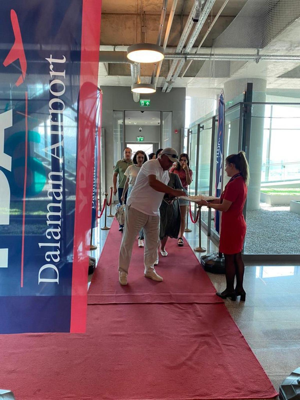 Muğla'ya gelen &Ouml;zbek turistler lokum ve &ccedil;i&ccedil;eklerle karşılandı