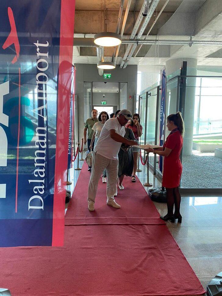 Muğla'ya gelen Özbek turistler lokum ve çiçeklerle karşılandı G1