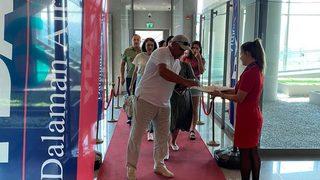 Muğla'ya gelen Özbek turistler lokum ve çiçeklerle karşılandı