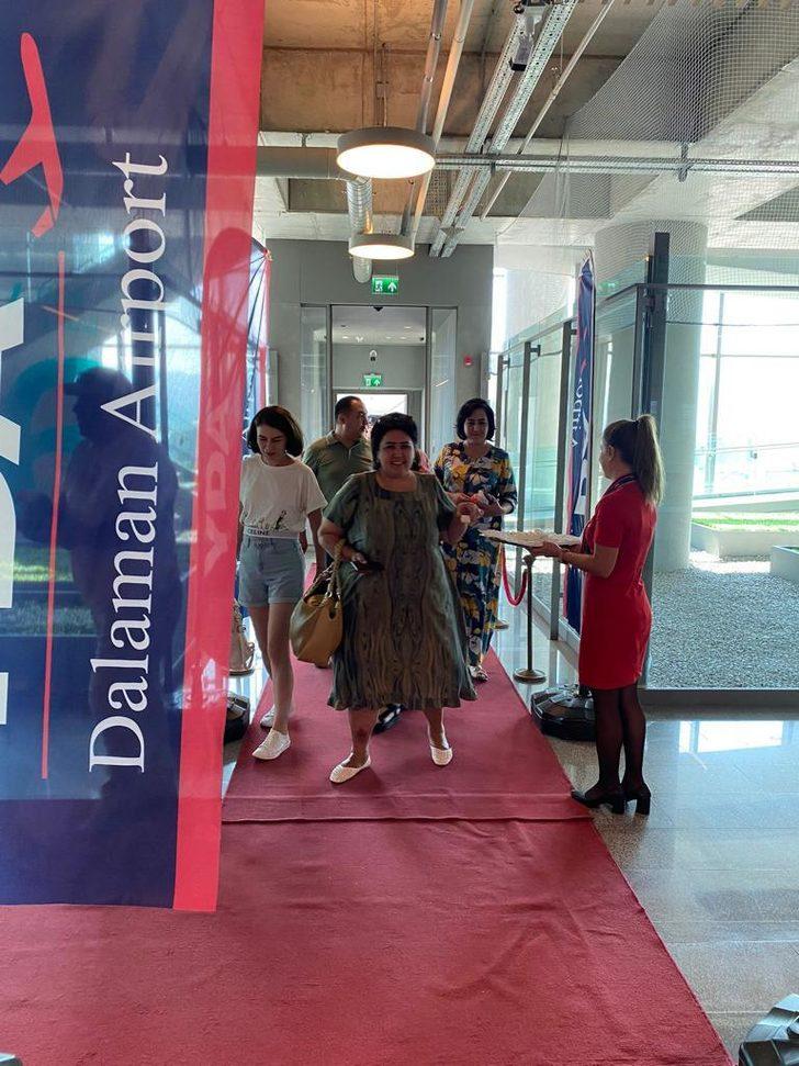 Muğla'ya gelen Özbek turistler lokum ve çiçeklerle karşılandı G2