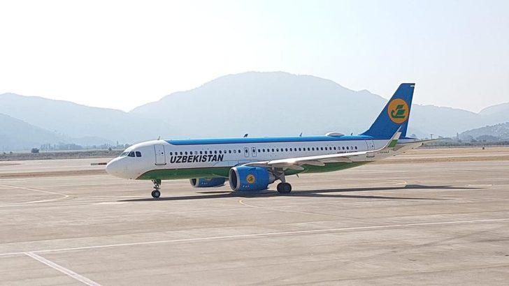 Muğla'ya gelen Özbek turistler lokum ve çiçeklerle karşılandı G3