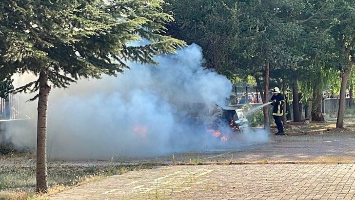 Kayseri'de okulun bahçesindeki otomobil yandı G2
