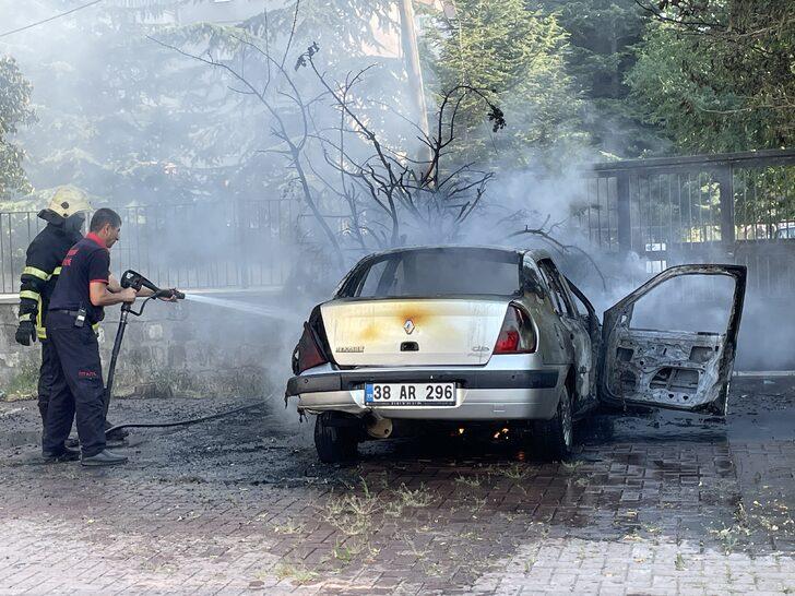 Kayseri'de okulun bahçesindeki otomobil yandı G3