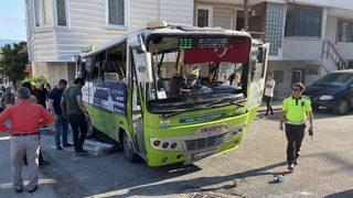 Kocaeli'de yol kenarındaki binaya çarpan midibüsteki 12 kişi yaralandı