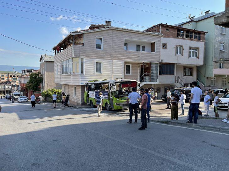 Kocaeli'de yol kenarındaki binaya çarpan midibüsteki 12 kişi yaralandı G2