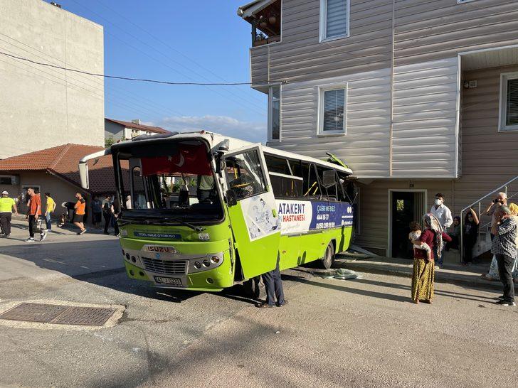 Kocaeli'de yol kenarındaki binaya çarpan midibüsteki 12 kişi yaralandı G4
