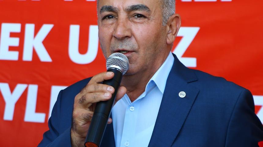 Tekirdağ Büyükşehir Belediyesi işçileri ek zam isteğiyle belediye önünde eylem yaptı