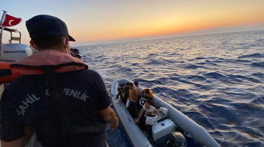 Muğla açıklarında sürüklenen lastik botlardaki 38 düzensiz göçmen kurtarıldı