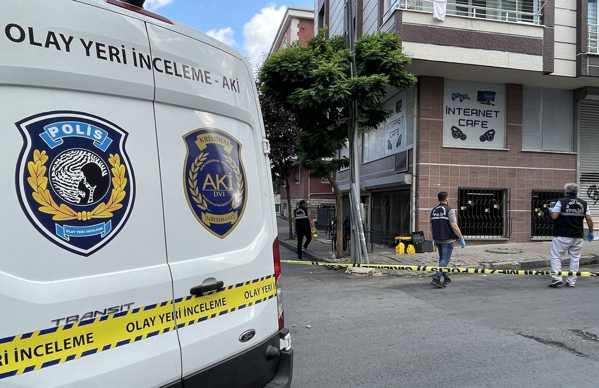 Sultangazi'de &ccedil;ıkan silahlı &ccedil;atışmada iki kişi ağır yaralandı