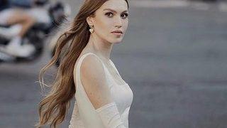 Fenomen Duygu Özaslan mayosuyla kumlara uzanarak poz verdi! Yaktın be duygu abla