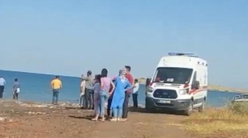 Van Gölü'nde sürüklenen çocuğu jandarma kurtardı!