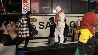 İzmir açıklarında geri itilen 33 düzensiz göçmen kurtarıldı