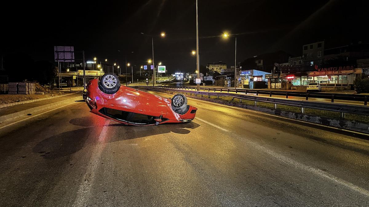 Bursa'da s&uuml;r&uuml;c&uuml;, takla atan otomobilden yara almadan kurtuldu