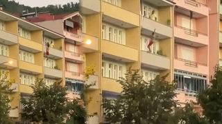 Korkunç olay! Kendini balkondan aşağıya bıraktı 