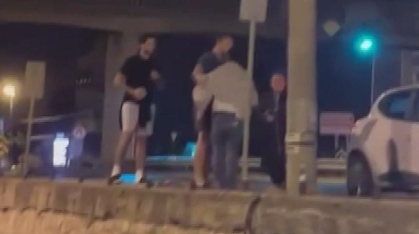 B&uuml;y&uuml;k&ccedil;ekmece'de yaşandı! Eşine gelen telefon ortalığı karıştırdı, vatandaşlar m&uuml;dahale etti