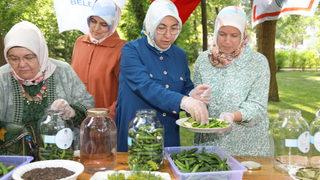 Tarım ve Orman Bakanı Kirişci’nin eşi Hanife Kirişci Çubuklu kadınlarla turşu kurdu